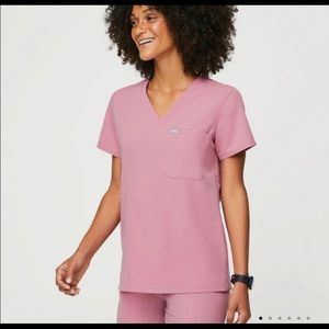 FIGS ONE POCKET SCRUB TOP - LIMITED EDITION CHALK PINK